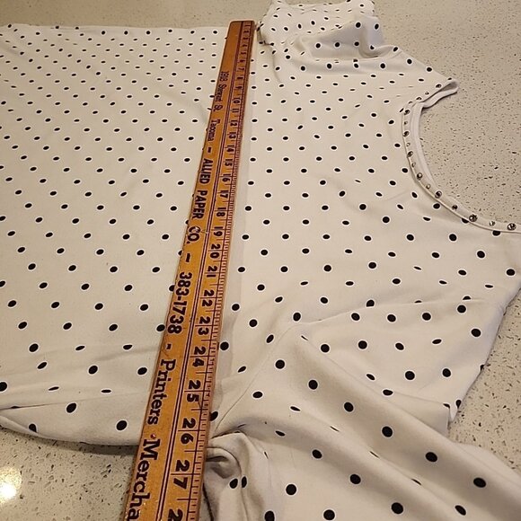 Quacker Factory 2x White Black Polka-dot T-Shirt Rhinestones Neckline - Picture 4 of 5